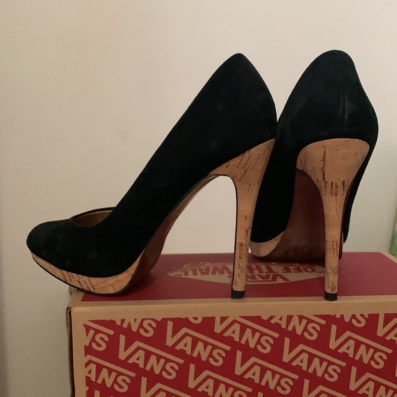 Amazing suede stilettos, very elegant and worn only once. - Picture 3 of 3